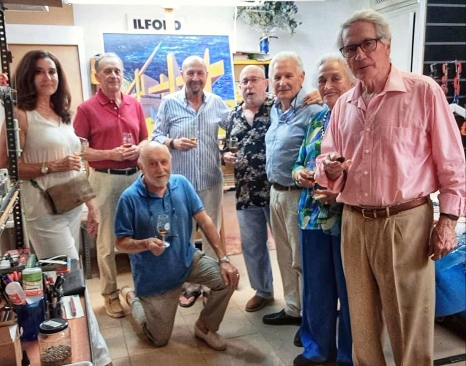 Bernardo Collado, con amigos en la inauguración de su nuevo estudio en Jerez.