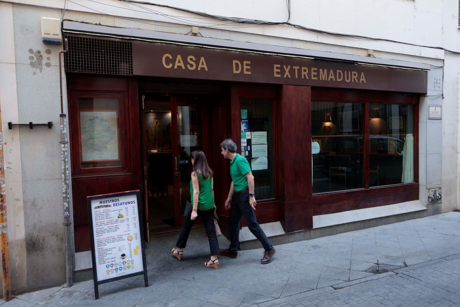 Dos personas entran en la Casa de Extremadura, en la céntrica calle Fernández y González.