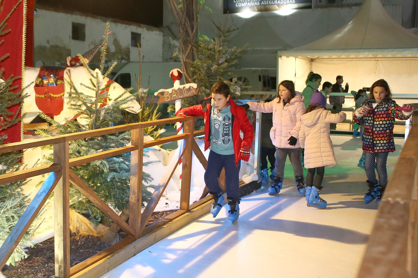 La pista de patinaje sigue abierta en la Plaza de las Bodegas.