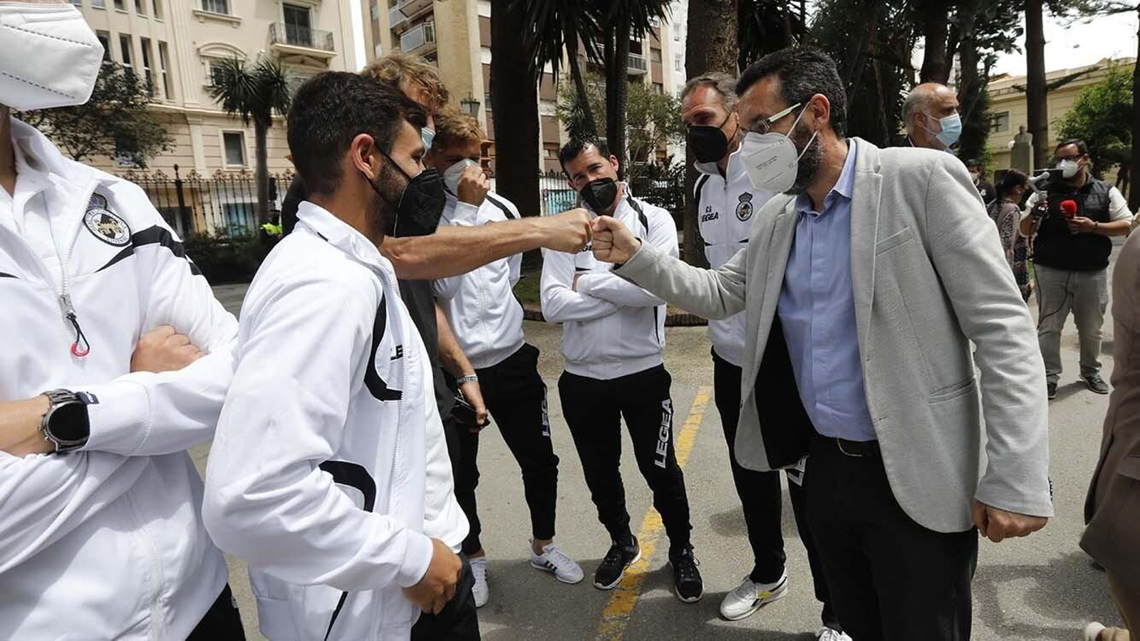 Las fotos de la recepción del Ayuntamiento de la Línea a la Balona  por su ascenso a Primera RFEF