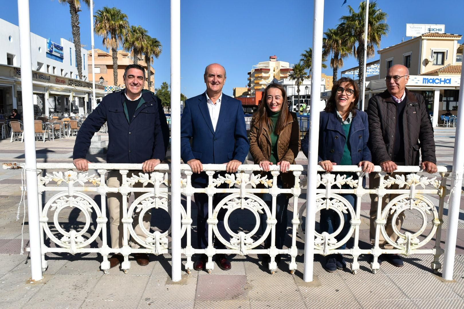 Autoridades locales con la barandilla.