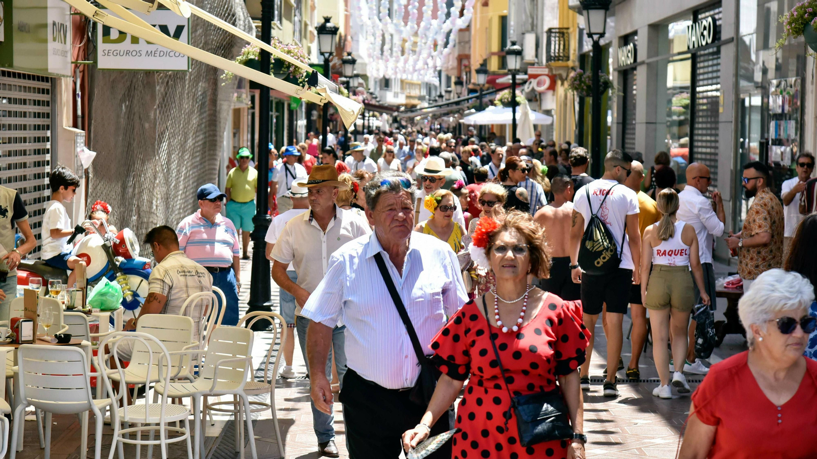 Ambiente en la Calle Real de La Línea en el Domingo Rociero de 2019.
