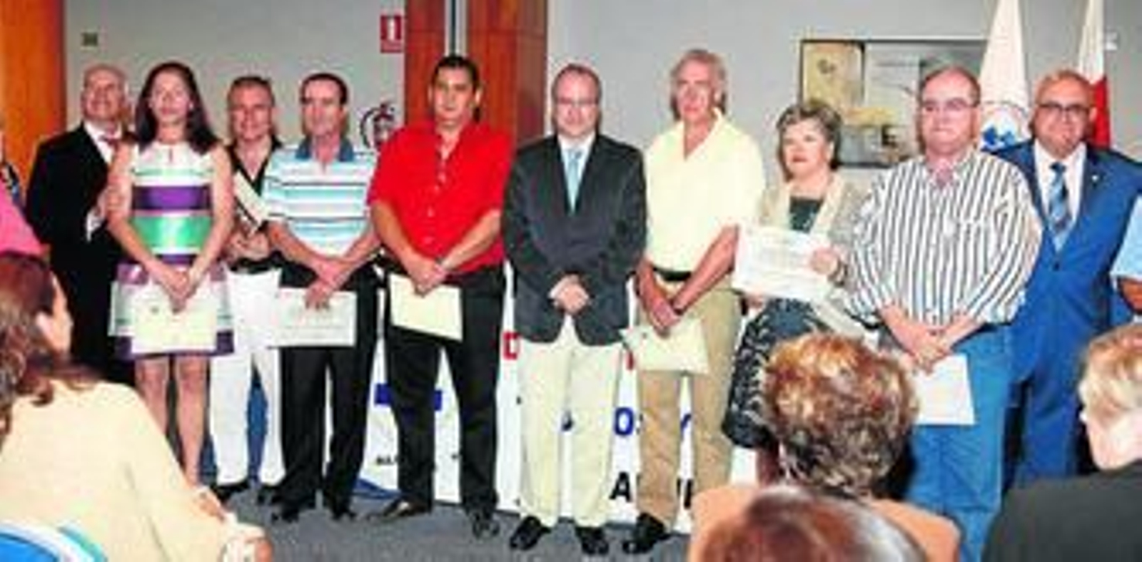 El alcalde acompañado de los donantes que fueron reconocidos.