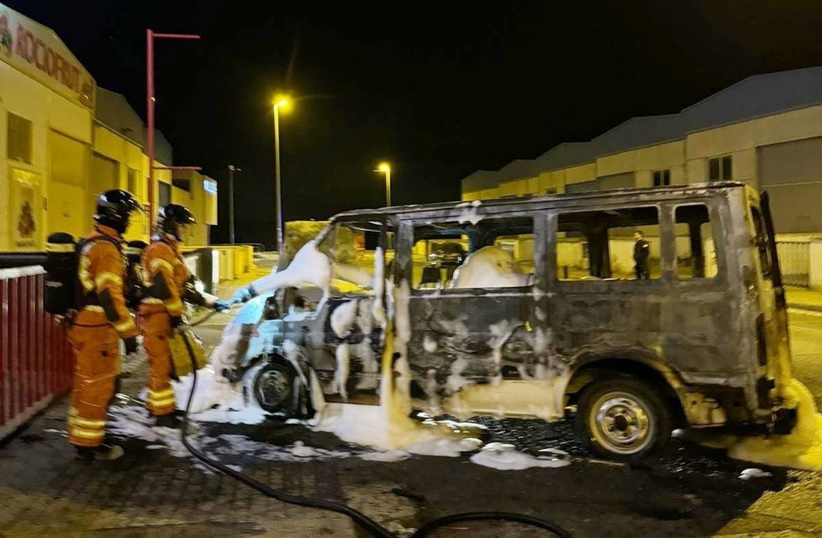Bomberos del Consorcio llevando a cabo las labores de extinción del incendio.