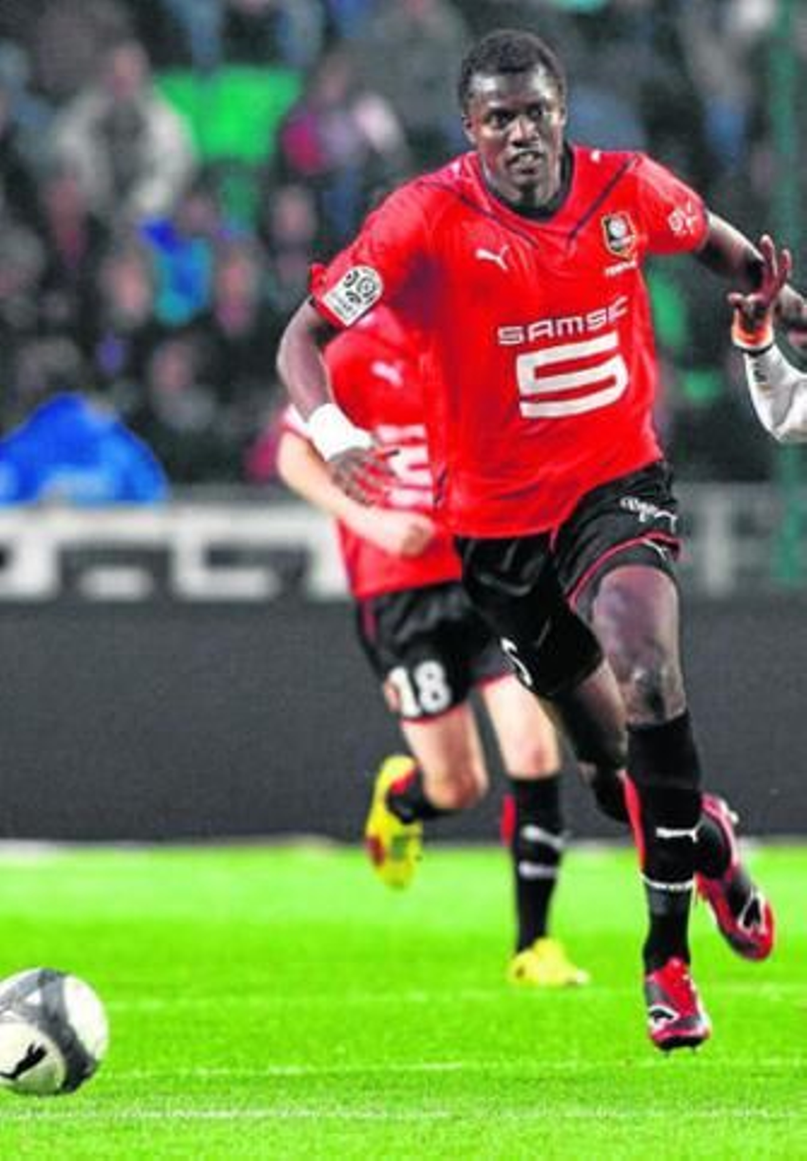El defensa del Rennes Mangane conduce el balón en un partido de esta temporada.