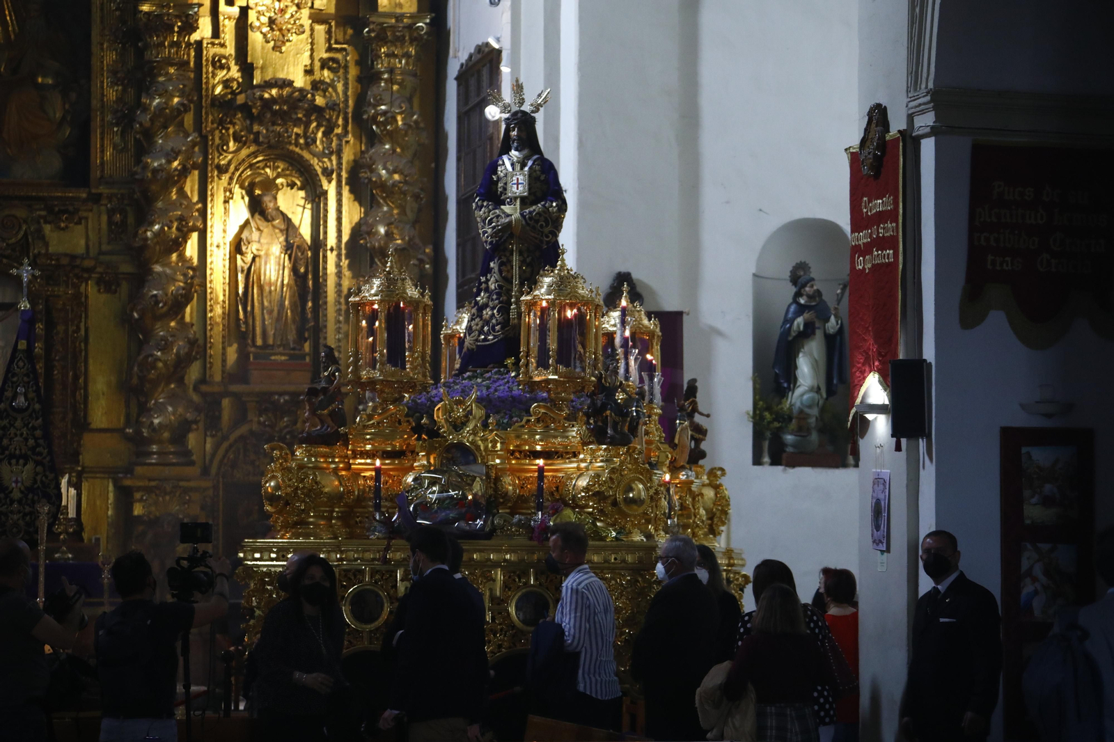 La espera para ver al Rescatado en Córdoba, en fotografías
