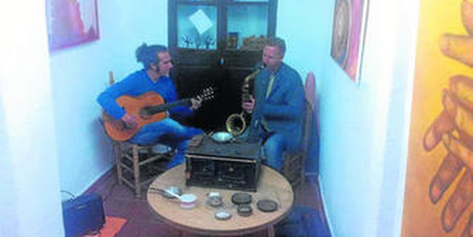 Música de guitarra y saxofón en la inauguración de la exposición Los juguetes del Desván.