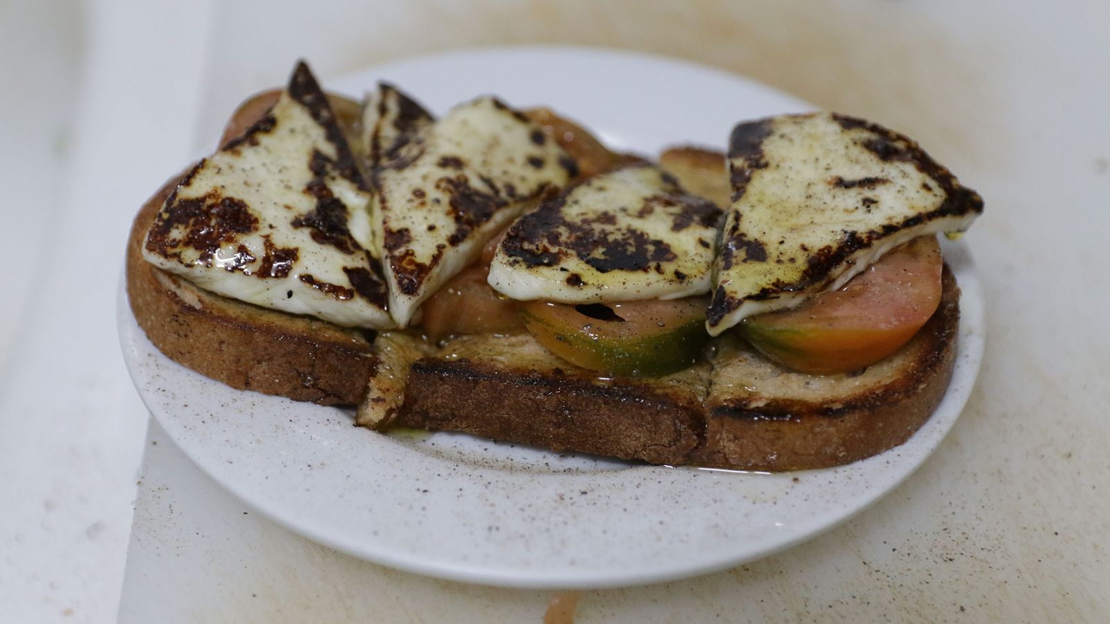 Queso a la planca con tomates de la tierra, una de las tapas típicas.