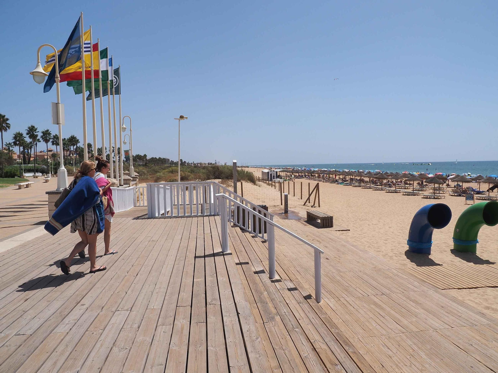 Miles de visitantes eligen estos días la playa de Islantilla para pasar sus vacaciones estivales