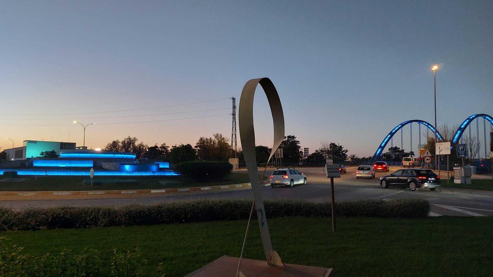 El programa incluye la iluminación de la fuente y el puente del V Centenario. El programa incluye la iluminación de la fuente y el puente del V Centenario.