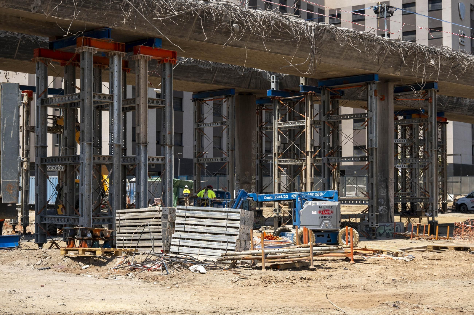 Las imágenes del desmantelamiento en el Puente de la Avenida Mediterráneo en Almería