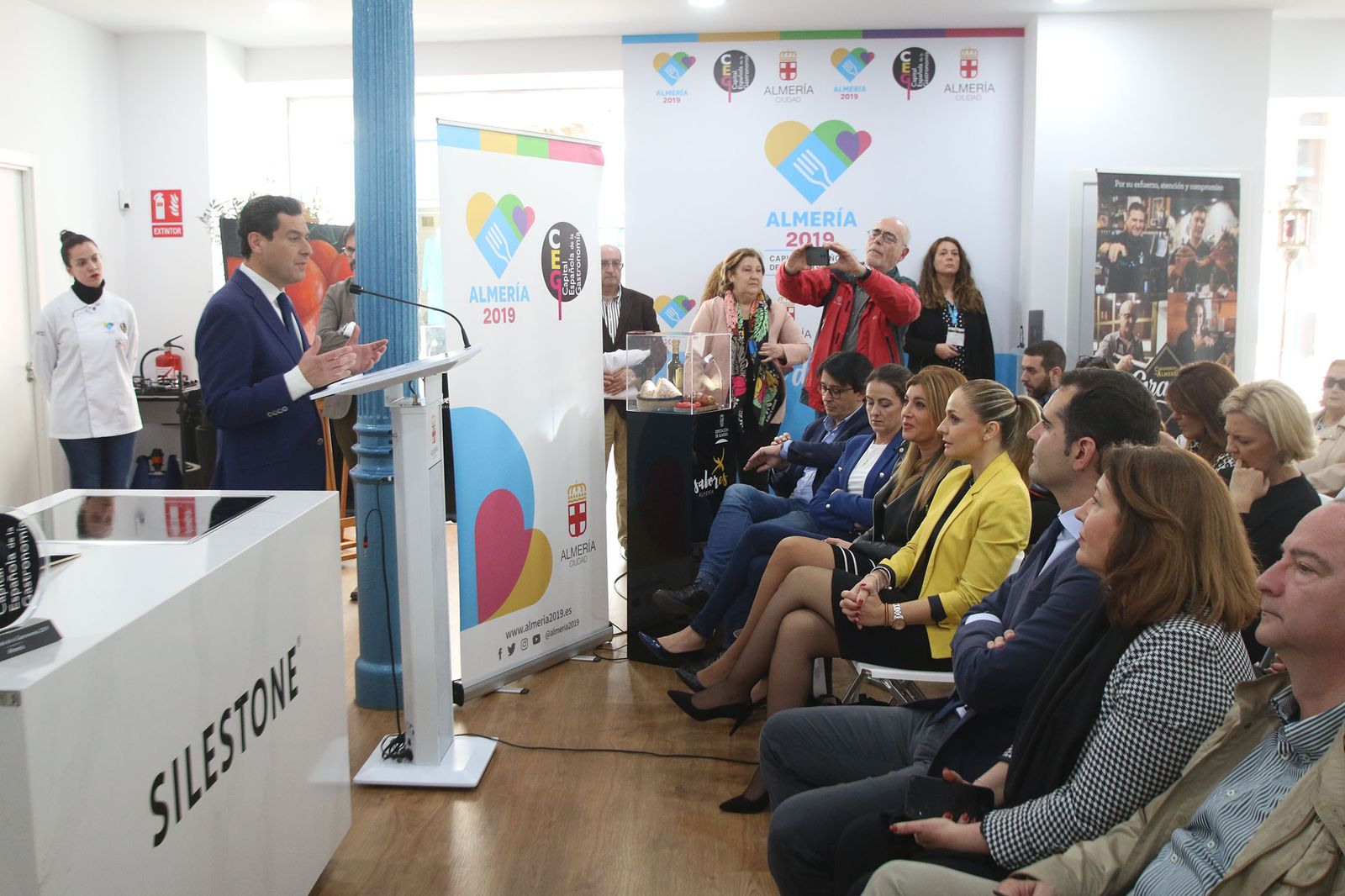 Las imágenes de la visita de Juanma Moreno a Almería