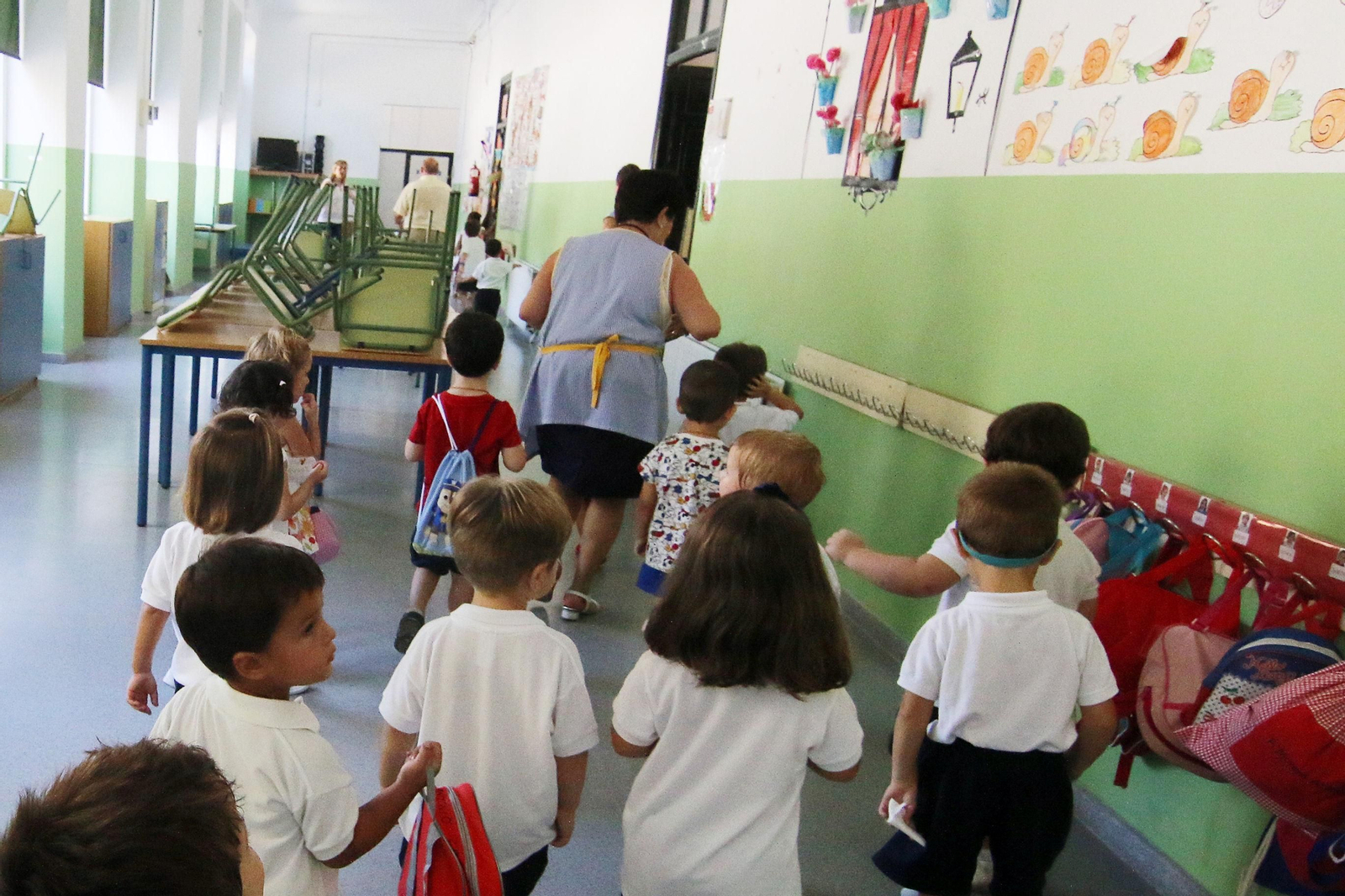 Alumnos de Infantil acceden a un aula en un colegio público.