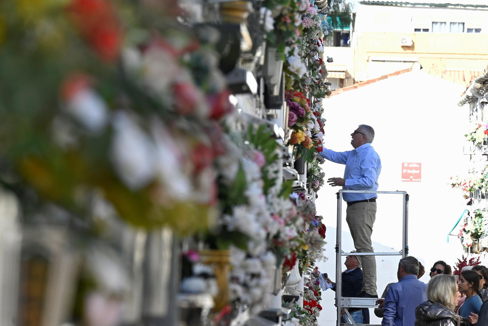Las imágenes del día de Todos los Santos en los cementerios de Córdoba
