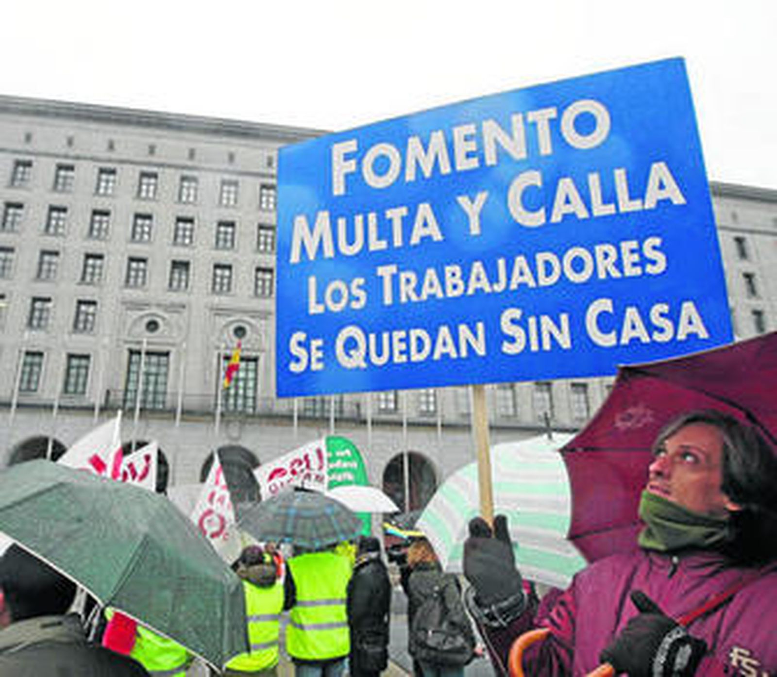 Trabajadores de Air Comet se concentran en enero ante la sede del Ministerio de Fomento.