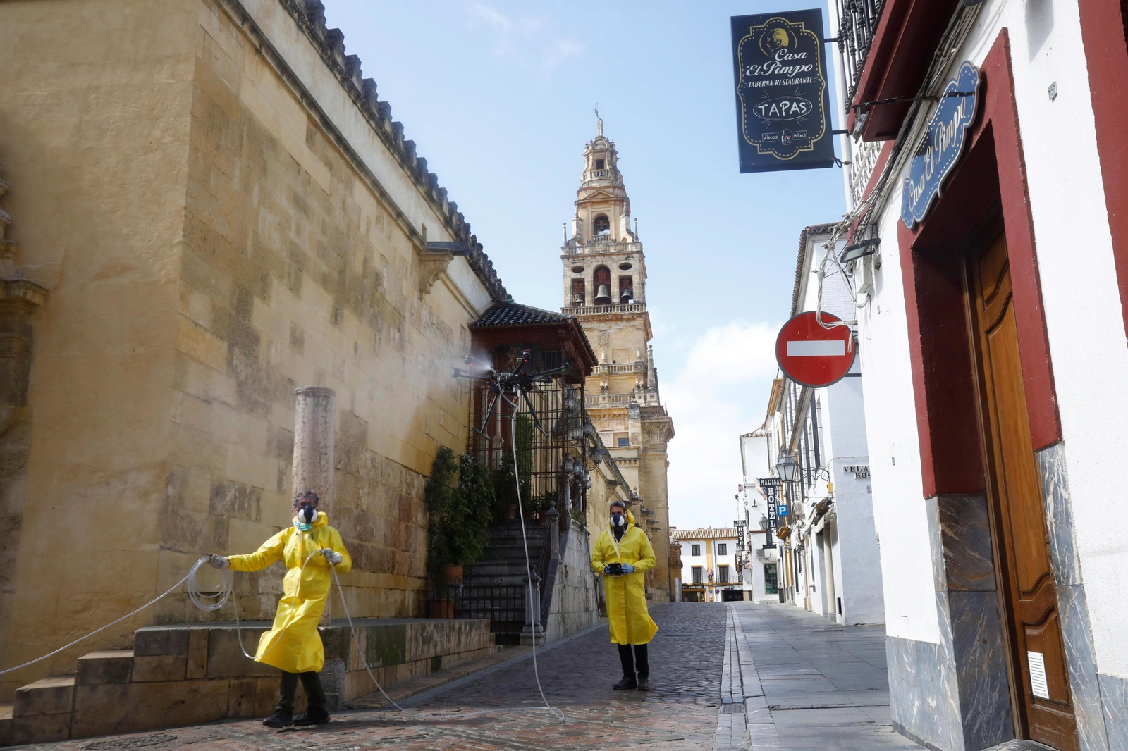 Trabajadores de Sadeco desinfectan el entorno de la Mezquita.