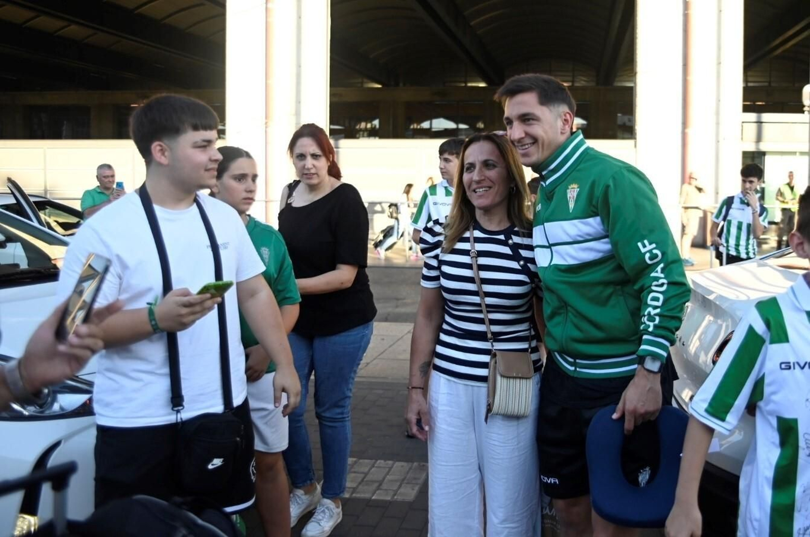 Las mejores fotos del recibimiento al Córdoba CF tras su partido en Barcelona
