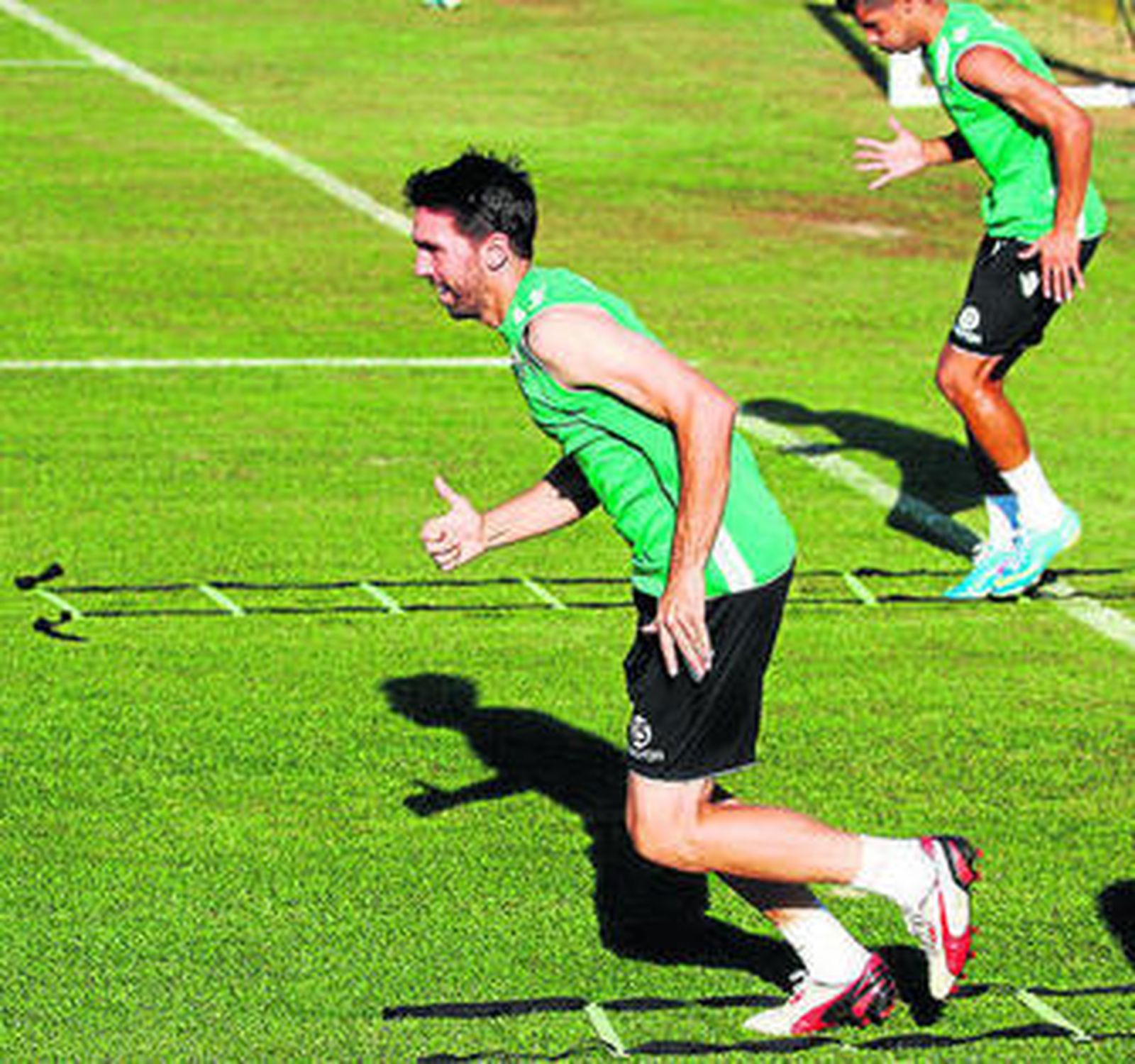 Jordi Figueras realiza un ejercicio en el entrenamiento.