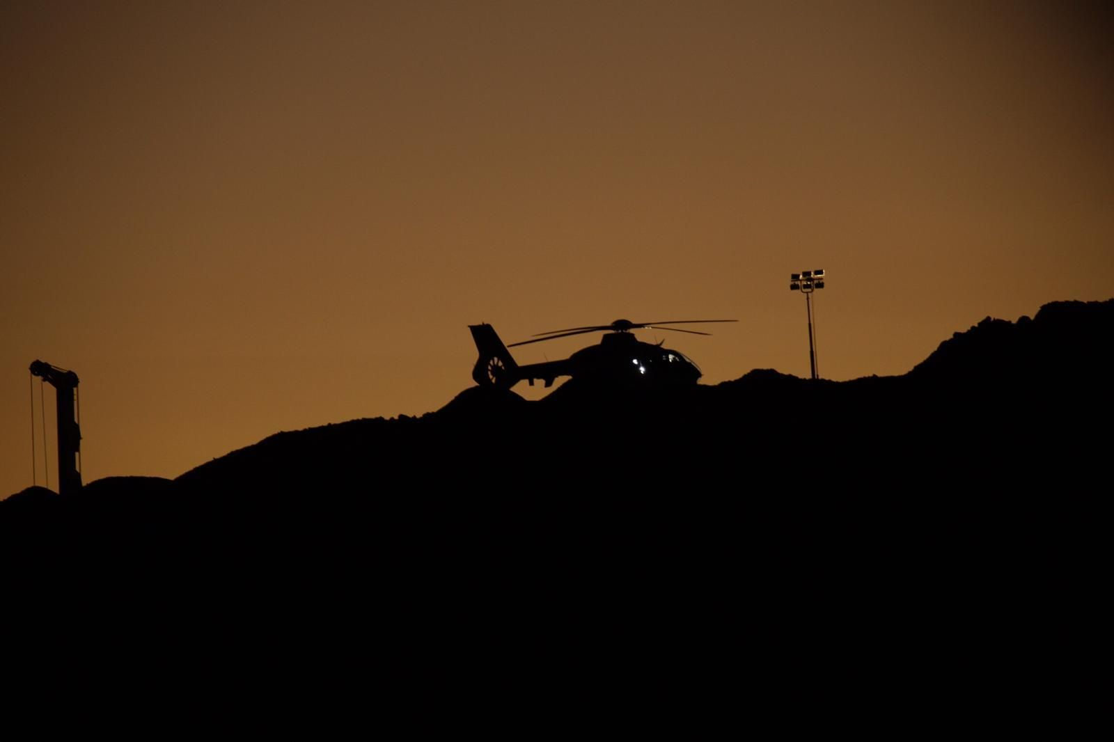 Un helicóptero de la Guardia Civil, esta noche en Totalán.