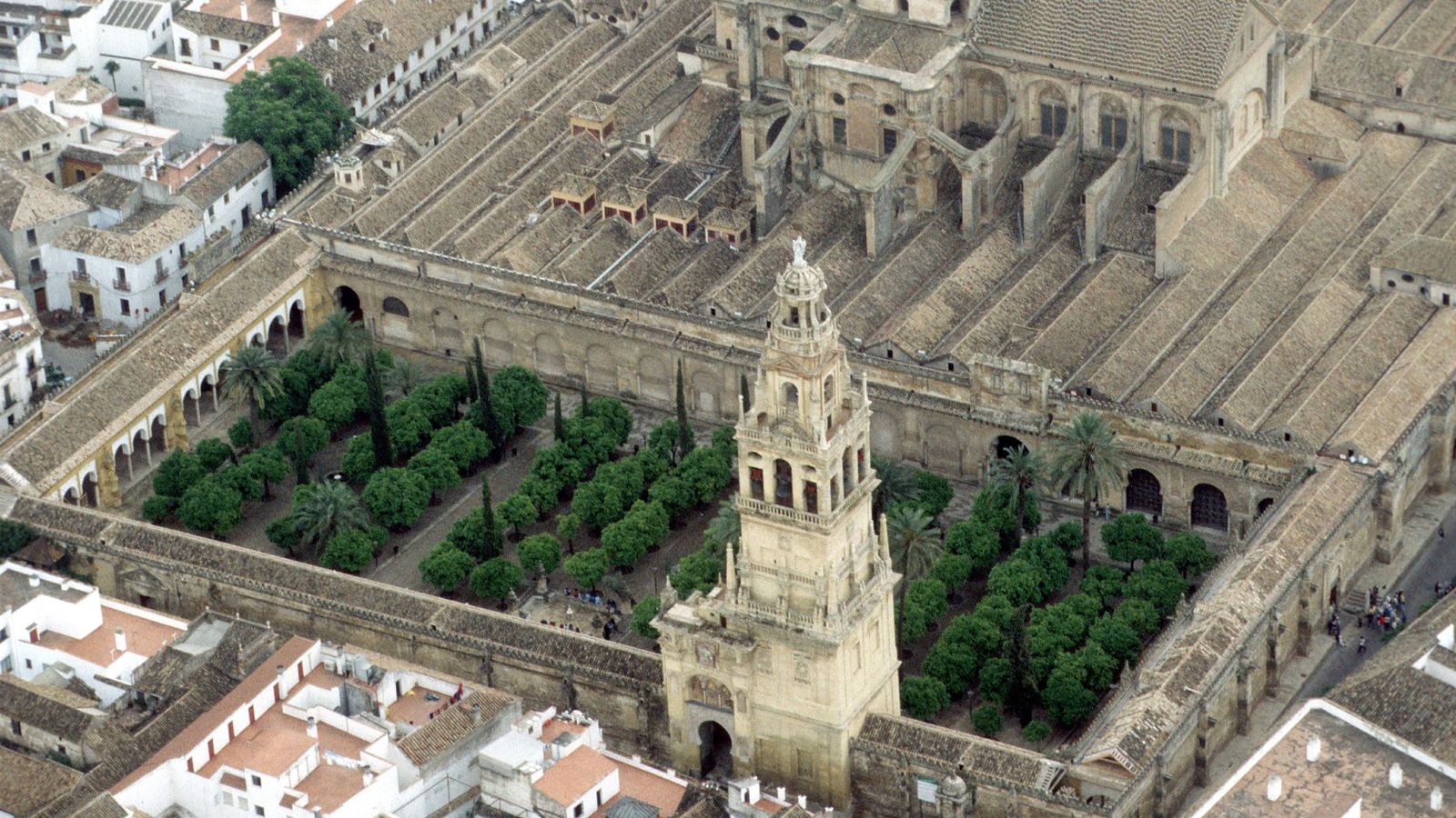 La Mezquita-Catedral de Córdoba, un edificio único que resume siglos de historia islámica y cristiana en un mismo espacio.