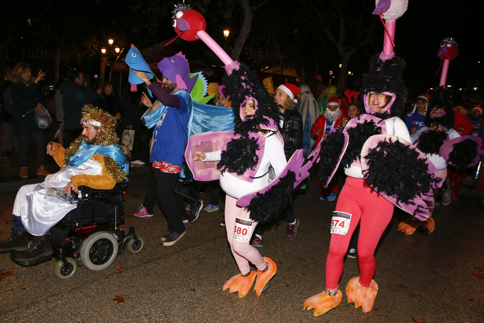 Las imágenes de los mejores disfraces en la Carrera de la Suerte de Granada