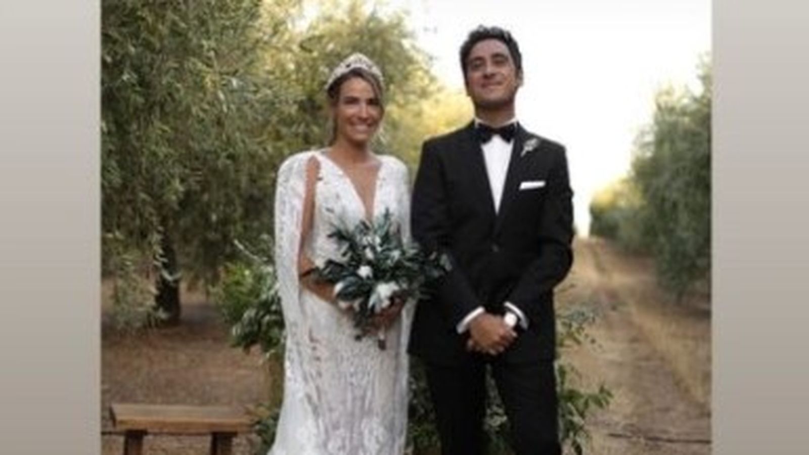 Los novios posan felices una vez convertidos en marido y mujer