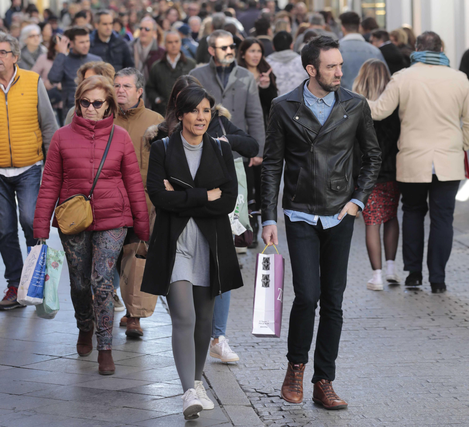 Las imágenes del primer día de rebajas de invierno en Sevilla