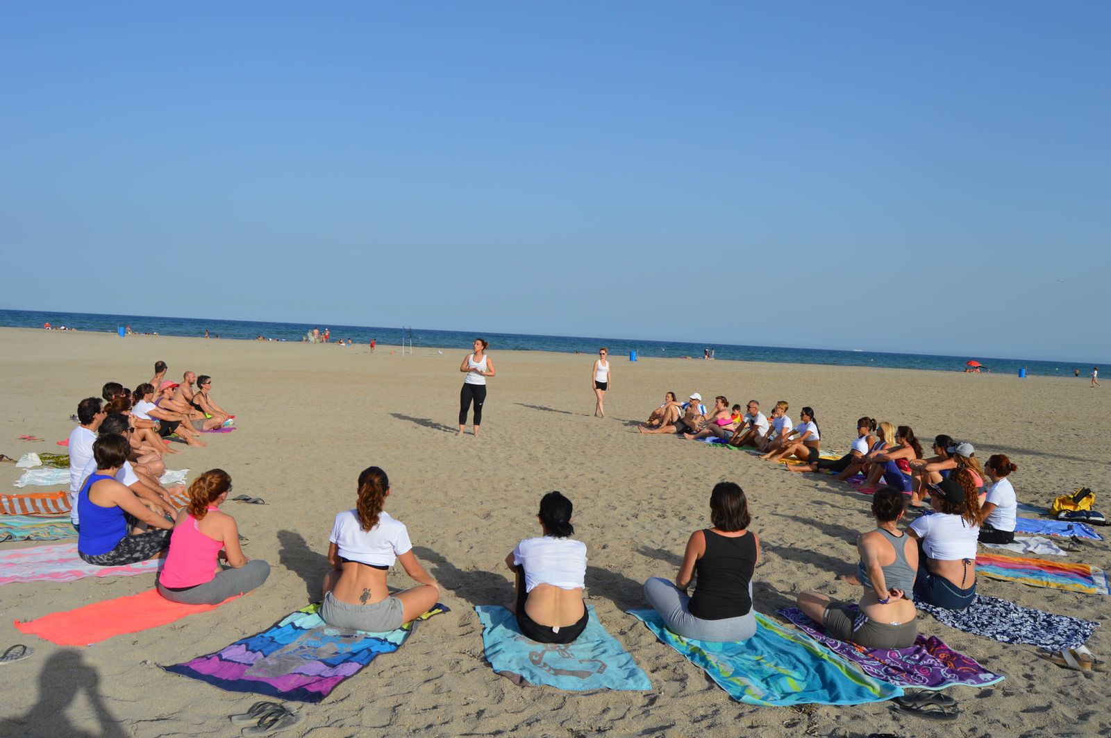 Taller de gimnasia hipopresiva en la playa.