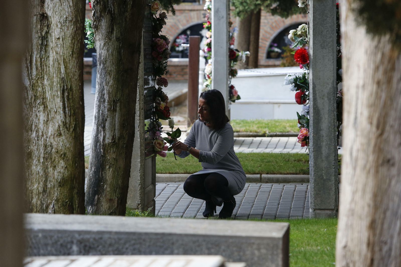 El Día de los Santos en el cementerio de Granadad, en imágenes