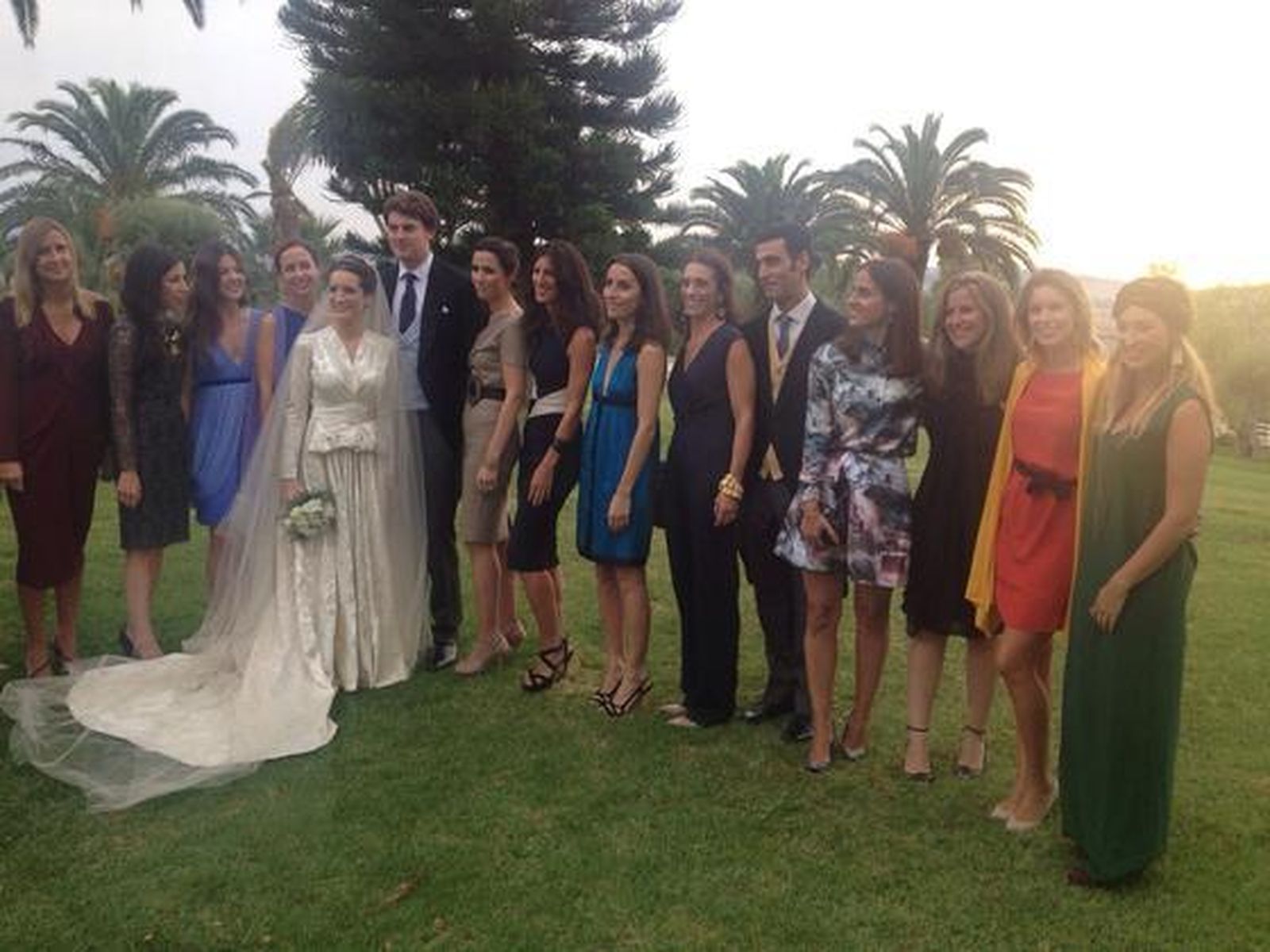 El nuevo matrimonio, Thomas Simonitsch y Conchita González de Castejón, con Coco Aldama, Leti Comín, Cristina Nieto, Michi Pérez de Carrascosa, Lucía Gómez-Acebo, Mencía Bobo, Kim Corffier, Denia Sebastían De Erice, Jaime de Pablos, Soledad Serna, Constance Micn, Verónica But D’Espous y Ana Chico de Guzmán.  Foto: Ignacio Casas de Ciria