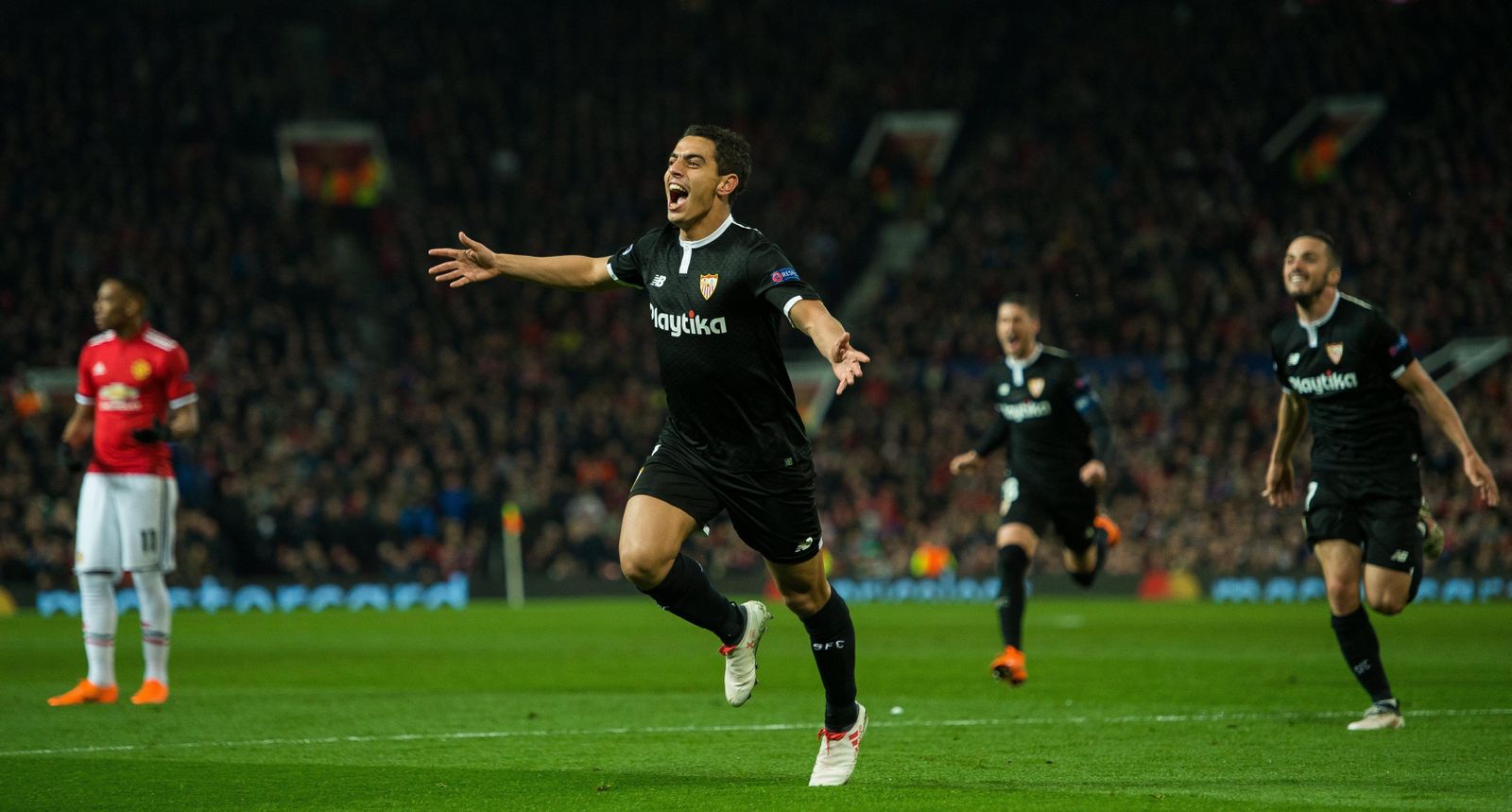 Ben Yedder celebra el primero de los goles que hizo al Manchester United en Old Trafford.