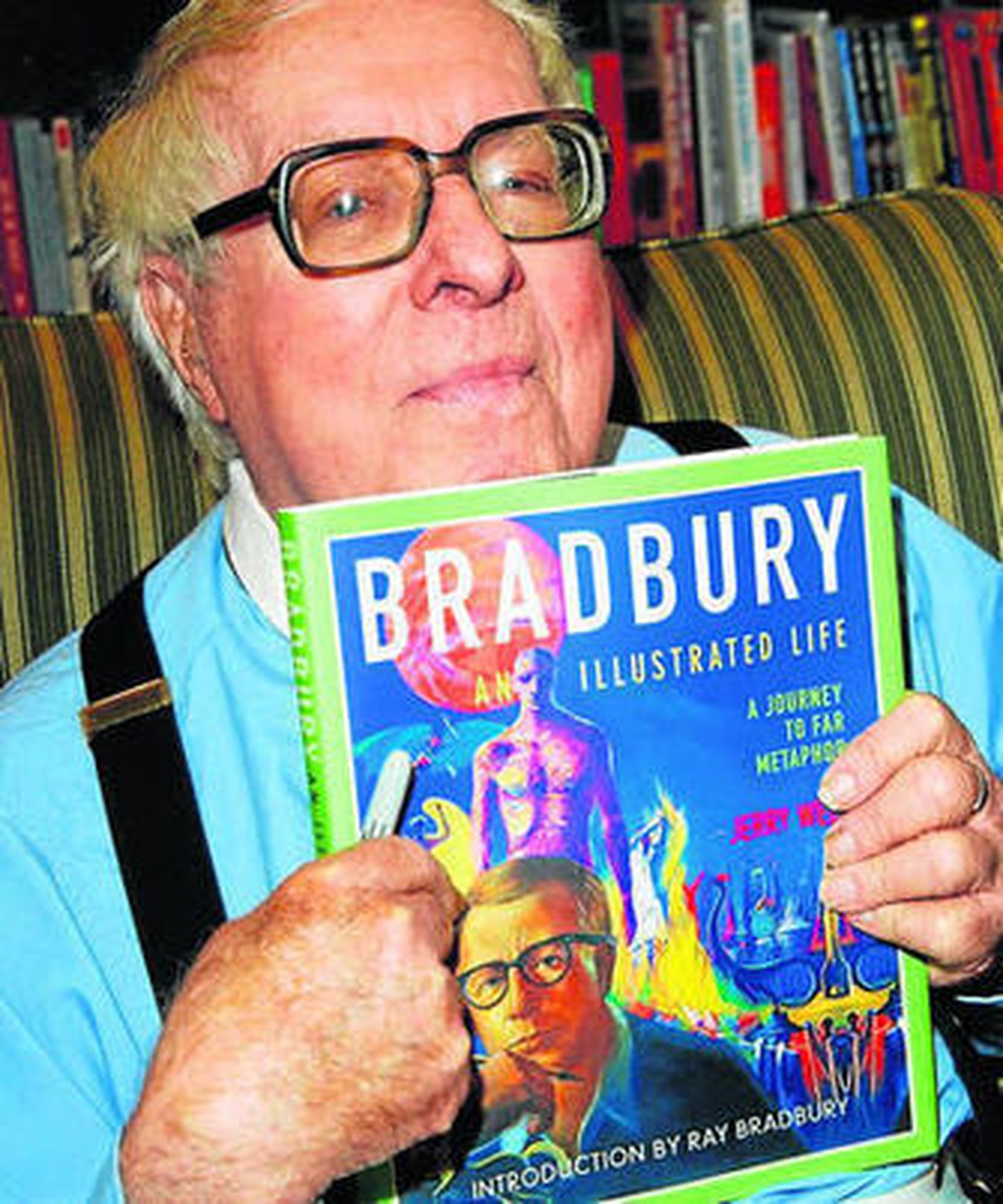 El escritor Ray Bradbury (1920-2012), con un libro su vida.