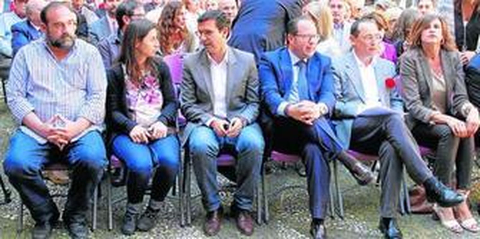 Los concejales 'populares' se encontraron ayer en calle Navas con ediles socialistas, de IU y de Vamos Granada.