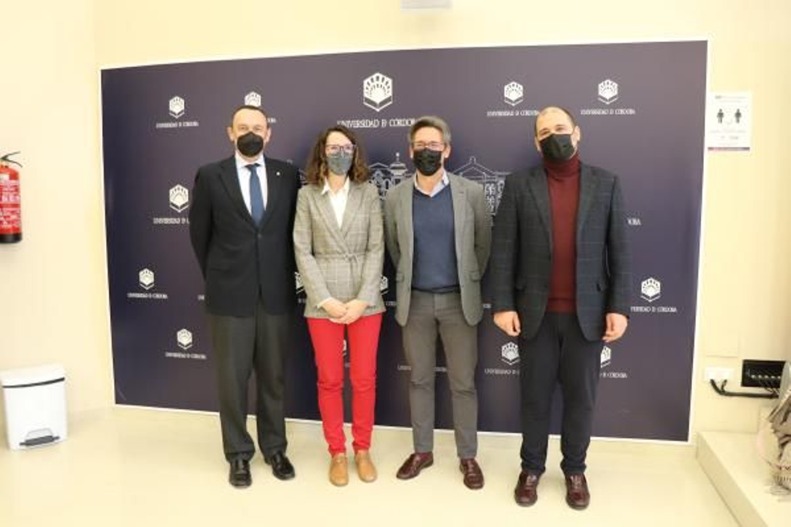 El rector de la UCO, José Carlos Gómez Villamandos; los co-directores de 'OncoTRAD', Ingrid Cobos y Juan de la Haba; y el vicerrector de Investigación y Desarrollo Territorial de la UCO, Enrique Quesada.