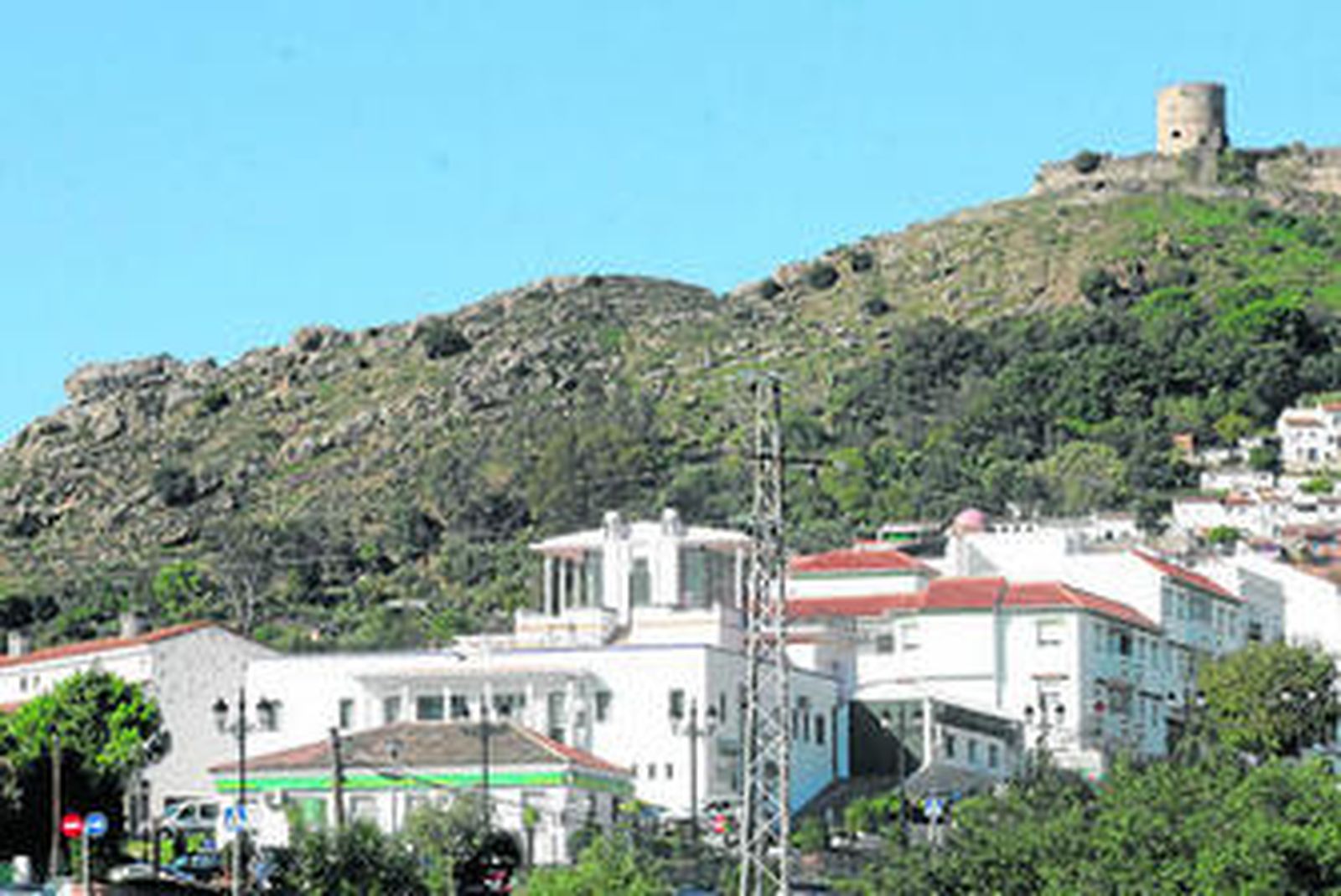 Casas encaladas en Jimena de la Frontera, con el castillo al fondo, en una imagen de archivo.