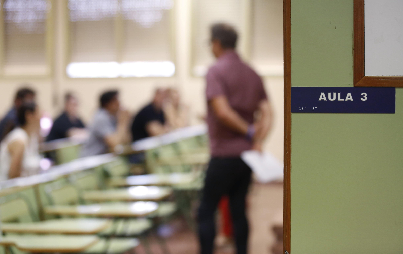 Un profesor da clase.