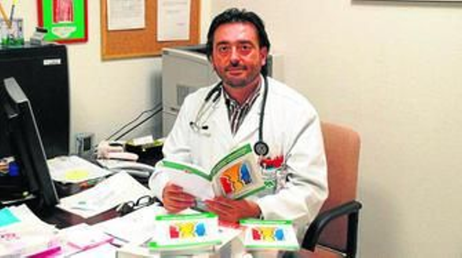 El doctor David Miguel Muñoz Carmona, especialista en Oncología Radioterápica, en su consulta.
