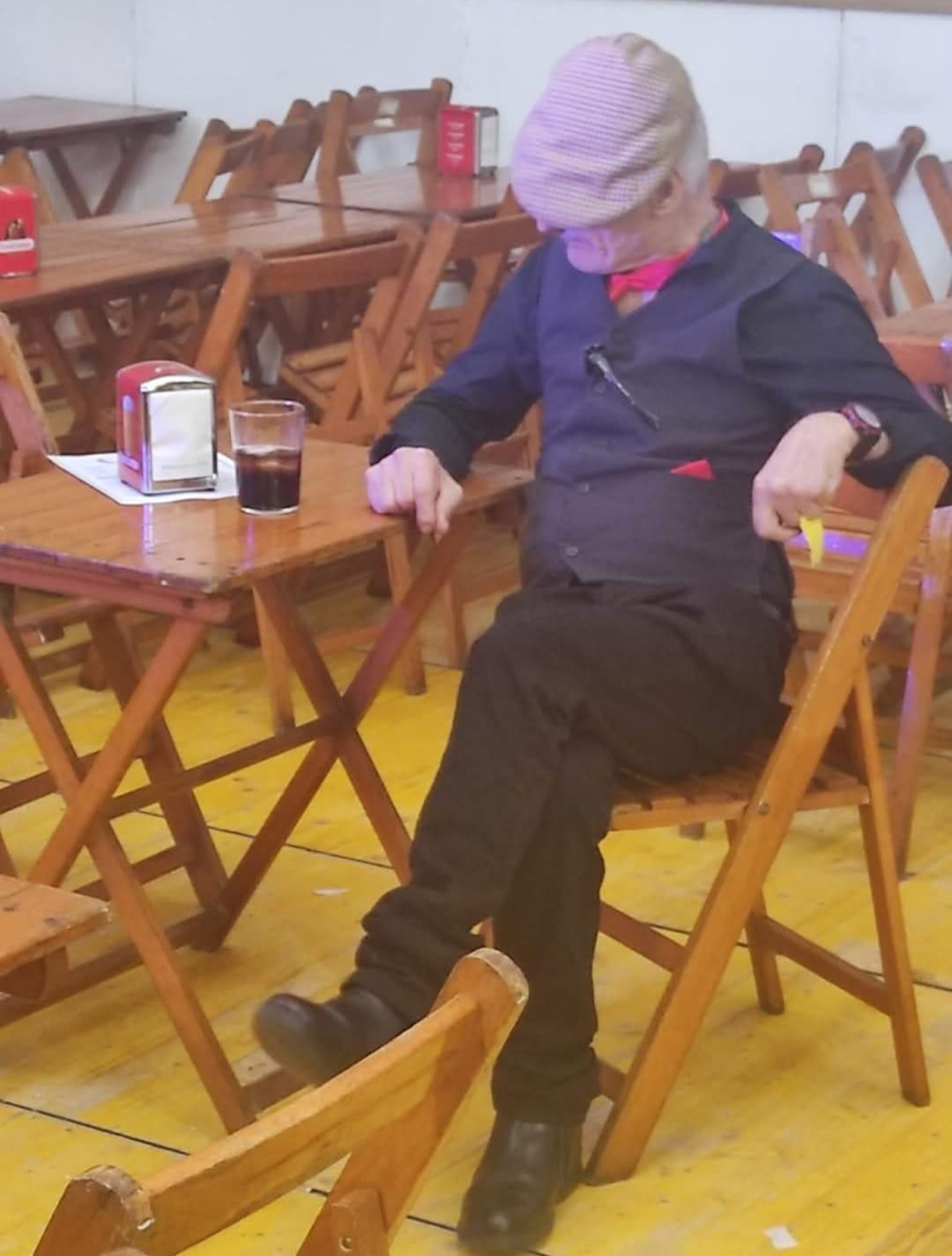 Manuel Huelva, 'El Niño de las Coles', en la caseta de la Peña Miguelín de Algeciras.