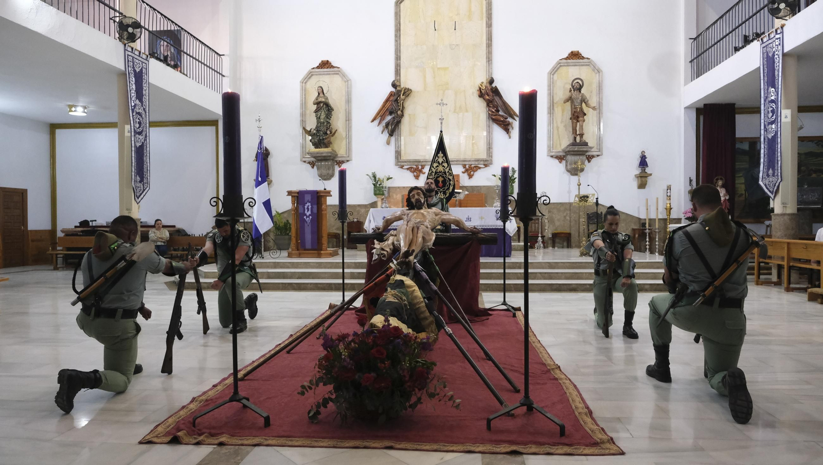 La Legión custodia el Cristo de la Buena Muerte en la Semana Santa de El Parador 2025