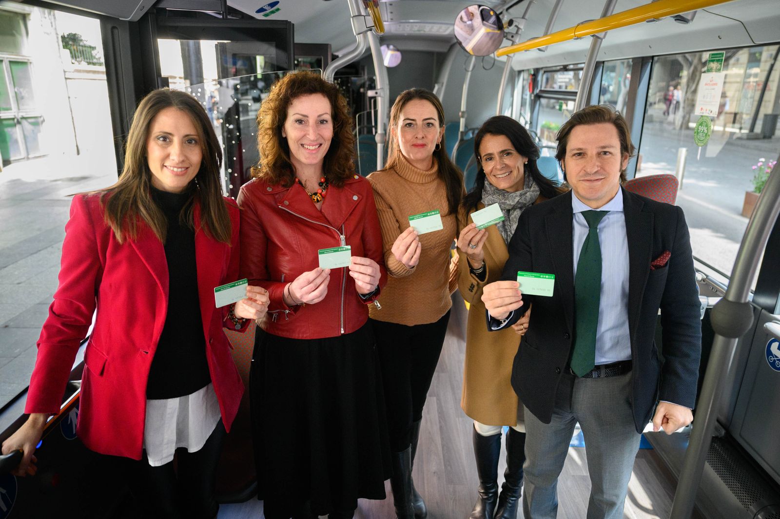 Los representantes de la Junta, el Ayuntamiento y el Consorcio, con la tarjeta metropolitana