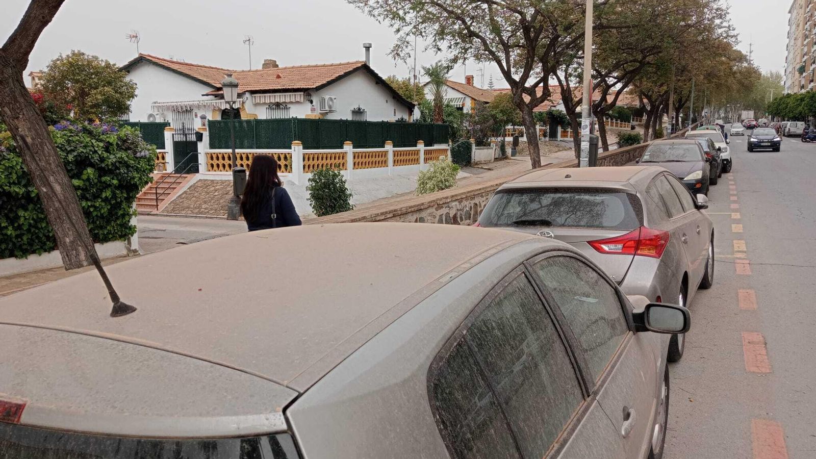 Coches llenos de barro en la calle Roque Barcia