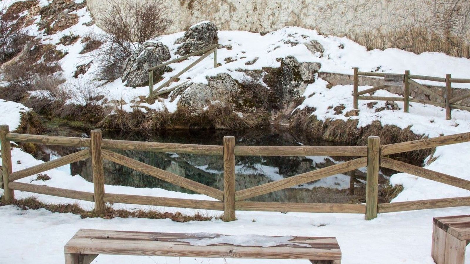 Así se encuentra estos días el Nacimiento del río Segura: una postal teñida de blanco.