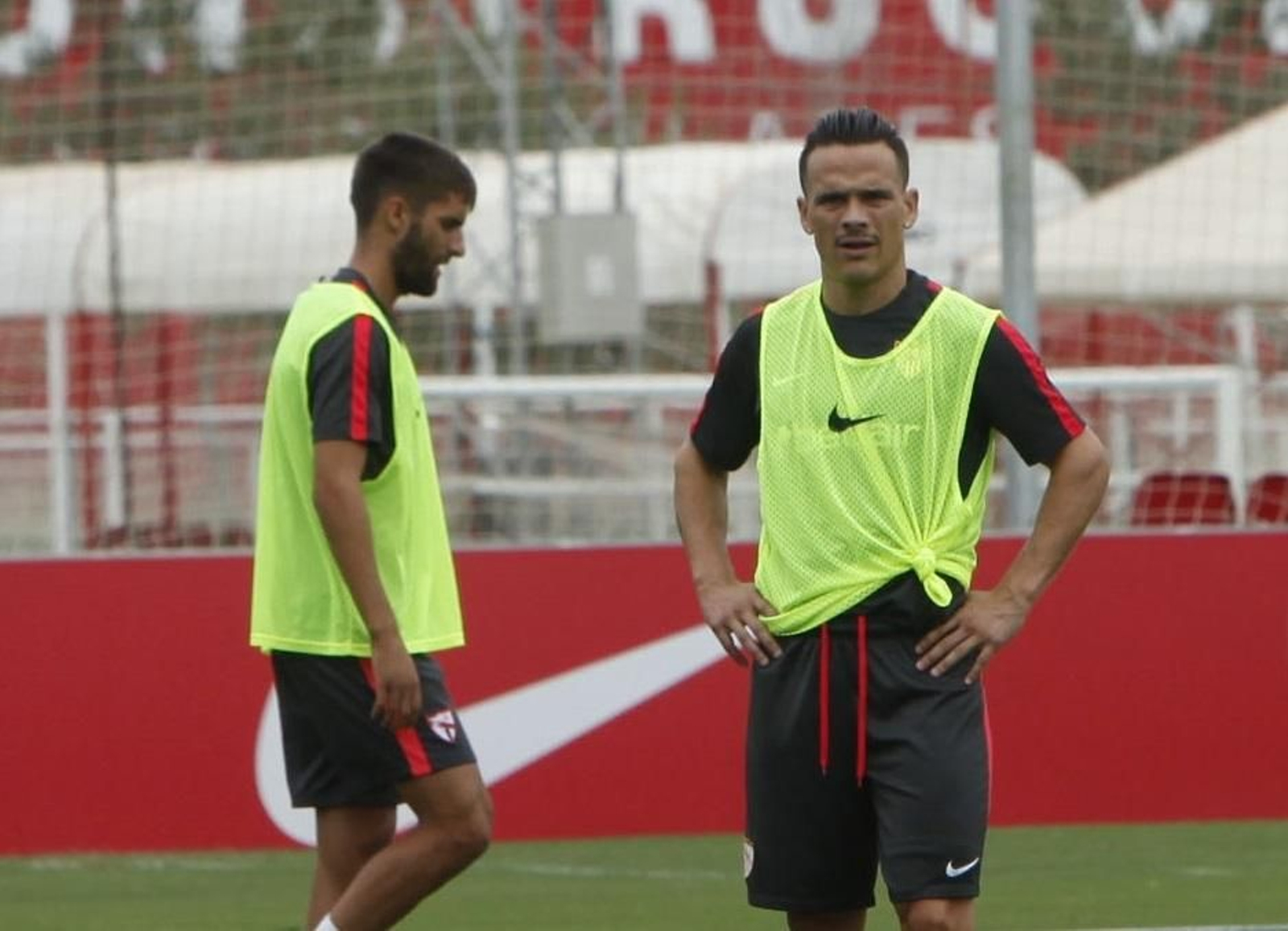 Competición ha anulado la segunda tarjeta que vio Roque Mesa en el derbi.