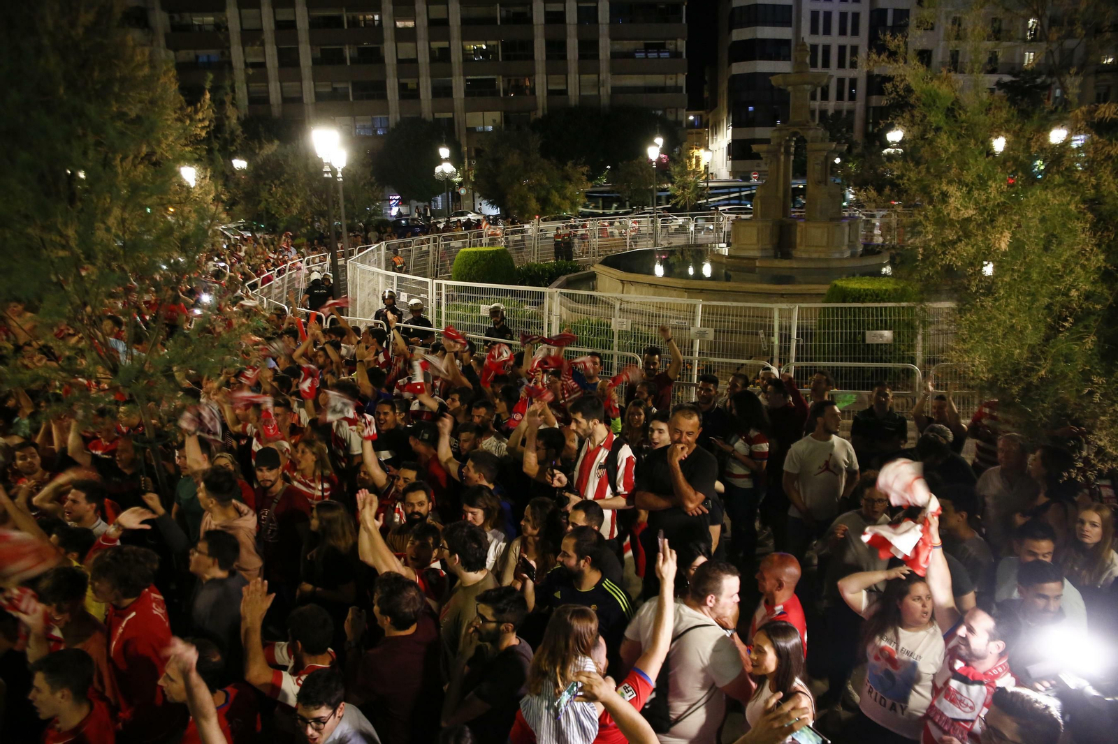 Las mejores imágenes de cómo Granada celebró el ascenso en la Fuente de las Batallas