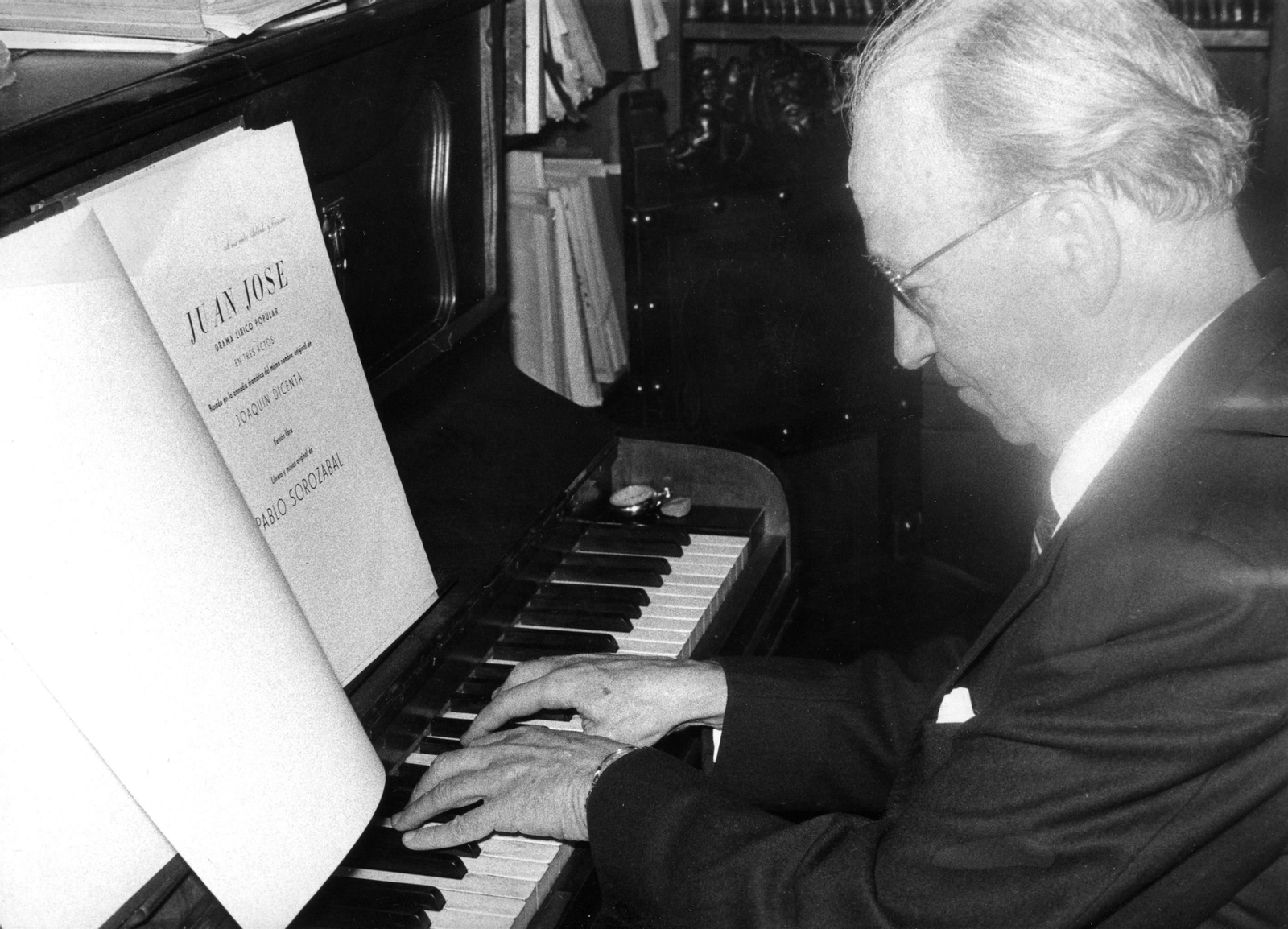 Sorozábal con la partitura de 'Juan José' en el piano.