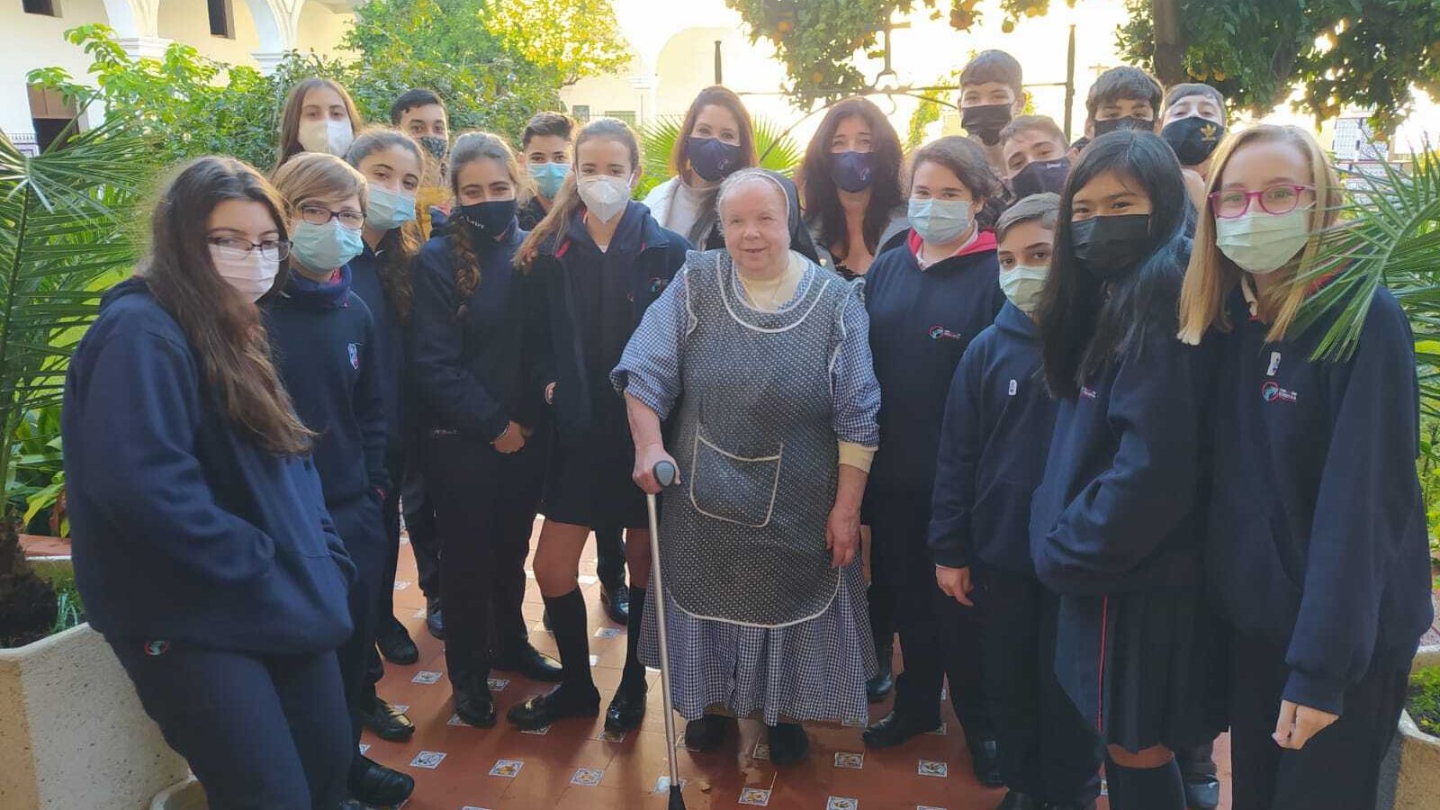 Una imagen de la visita del alumnado al convento de la Purísima Concepción.
