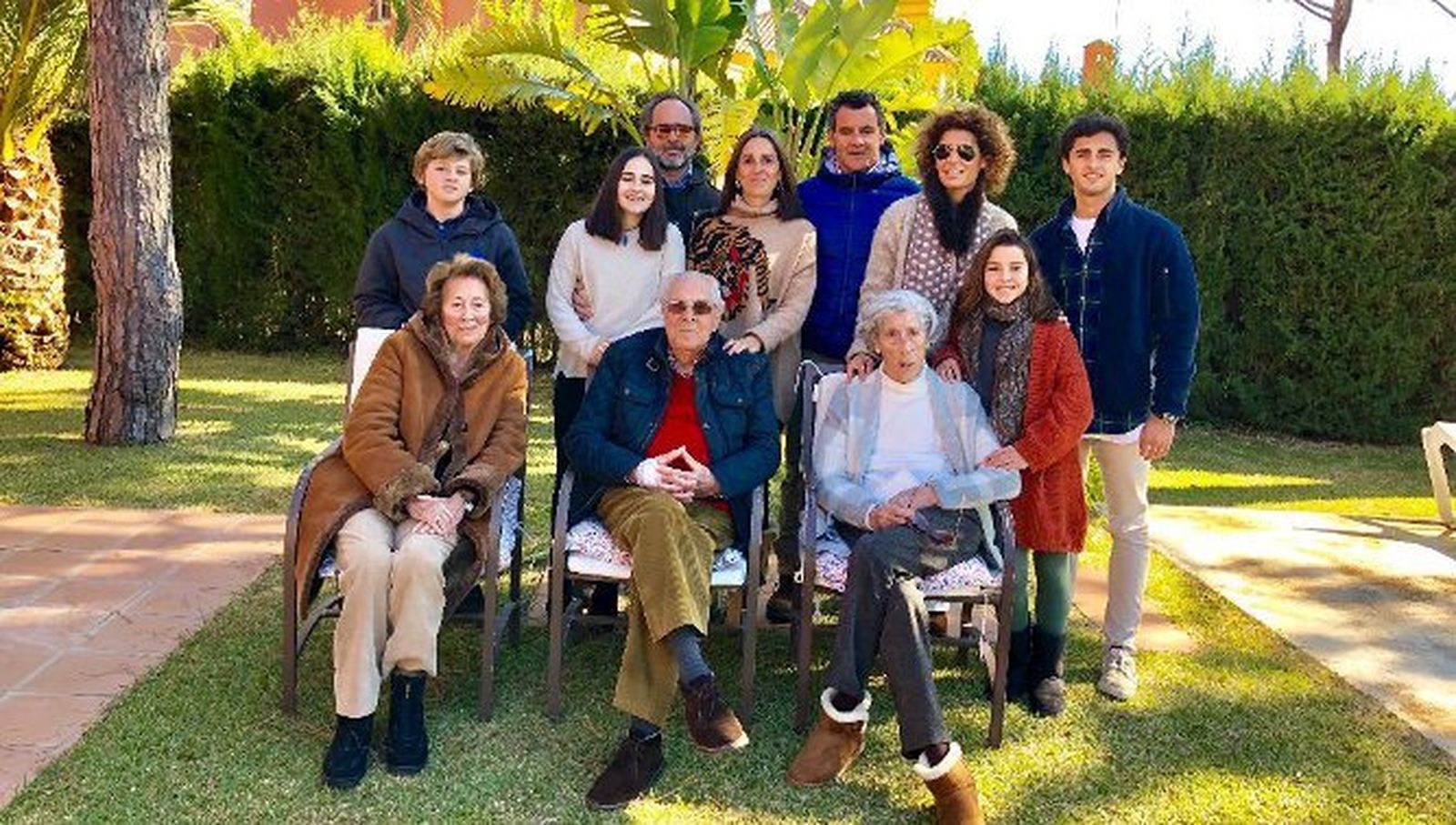 El homenajeado Julio Ramos con su mujer Tere González-Santiago, Concha González-Santiago, Pitu y Amalia López González-Santiago, Gonzalo Höhr, Pelayo Infante, Luis y Concha Höhr López y Amalia y Pelayo Infante López, durante el festejo.