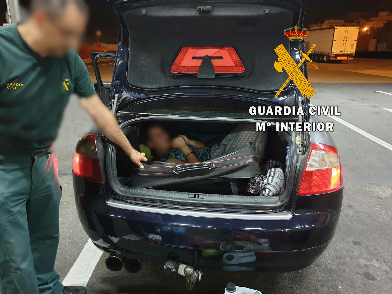 Imagen realizada por la Guardia Civil donde se aprecia a la mujer en la maleta dentro del maletero.