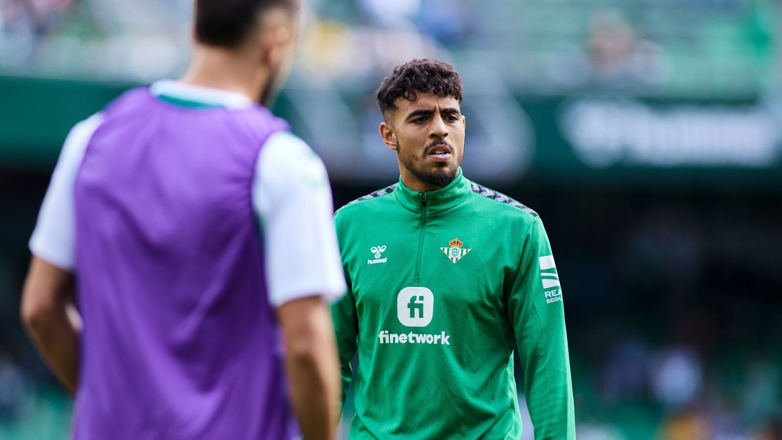 Chadi, con Pezzella delante, se ejercita con sus compañeros en el calentamiento previo a un partido.