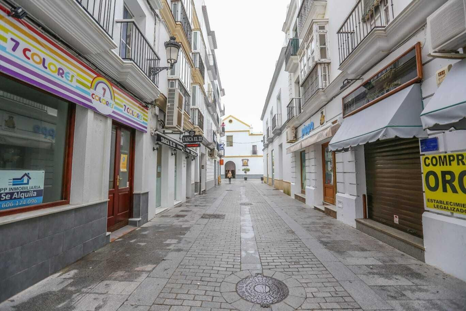 Imágenes de Chiclana durante la primera jornada del cierre de actividades